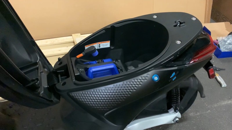 Unboxing Piaggio 1_batteri_2.jpg