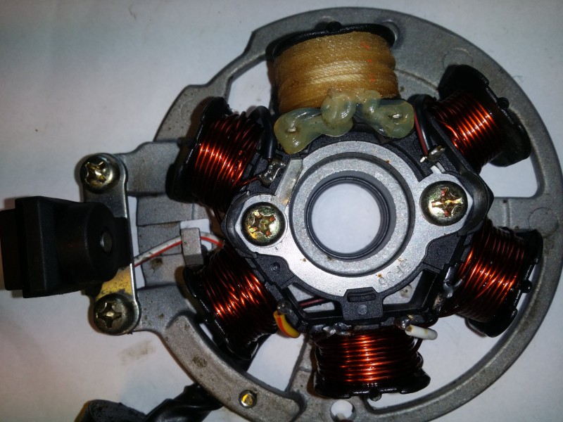 Stator, hvor man kan se de loddede ledninger
