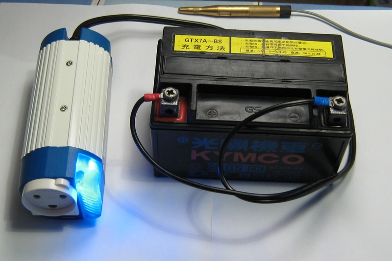 NQ-12001 150 watt 12 volt jævnstrøm til 230 volt vekselstrøm omformer forbundet til batteri