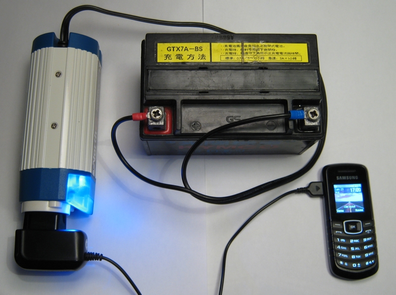 NQ-12001 150 watt 12 volt jævnstrøm til 230 volt vekselstrøm omformer forbundet til mobiltelefon