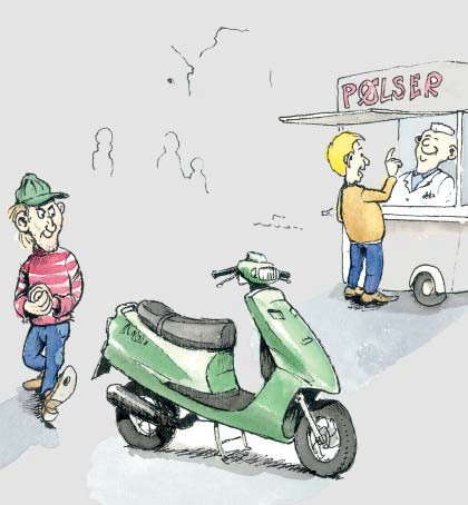 fyr med grøn kasket, en scooter i samme grønne farve og en pølsevogn